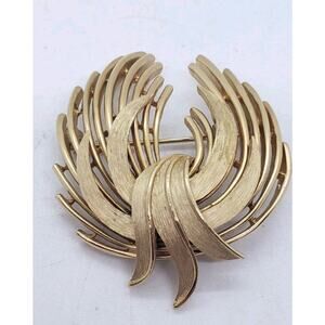 Vintage Brooch Trifari Gold Laurel Leaf Wreath Bows Signed Mid Century